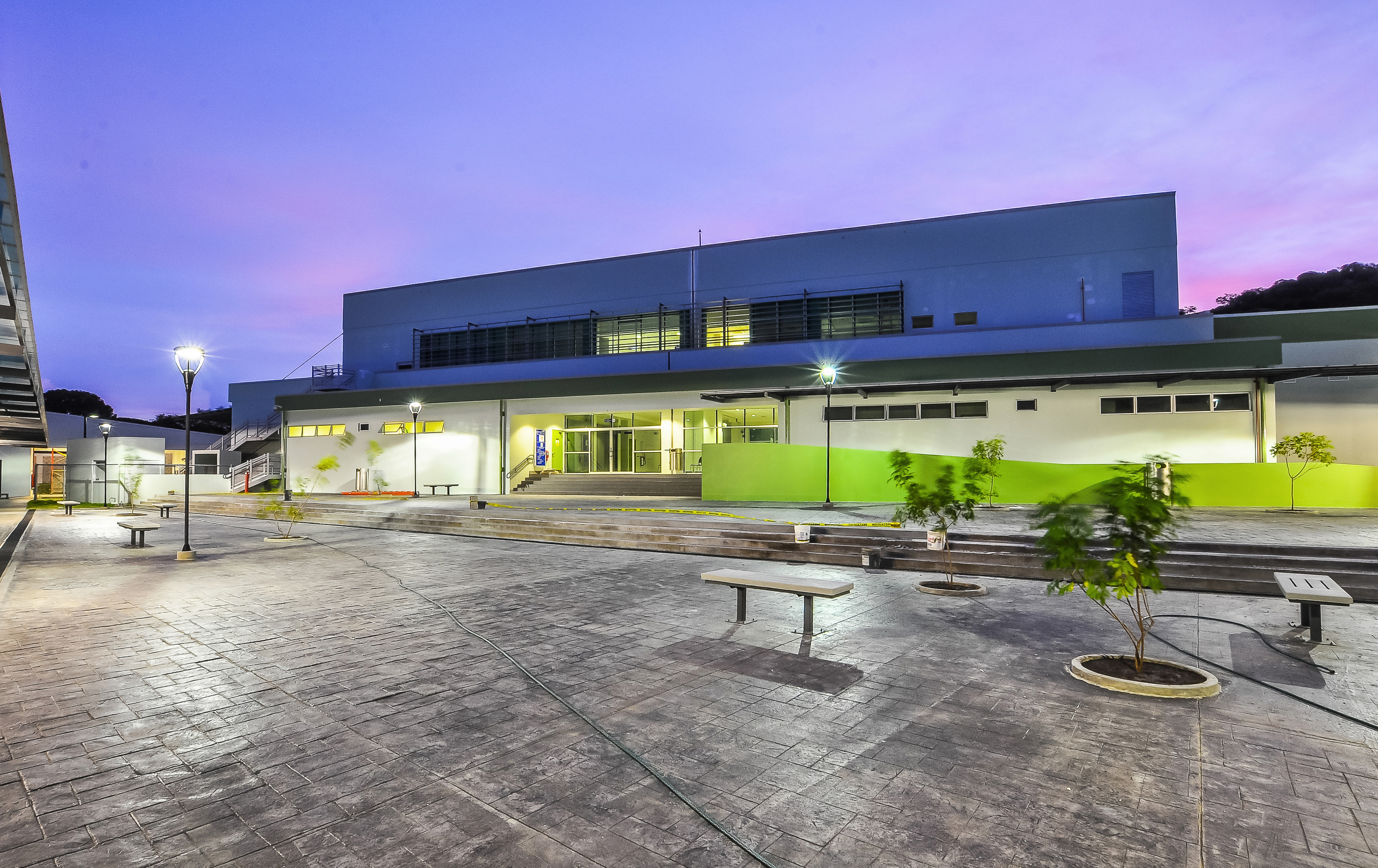 Centro de salud diseñado por AVA Healthcare Infrastructure al atardecer